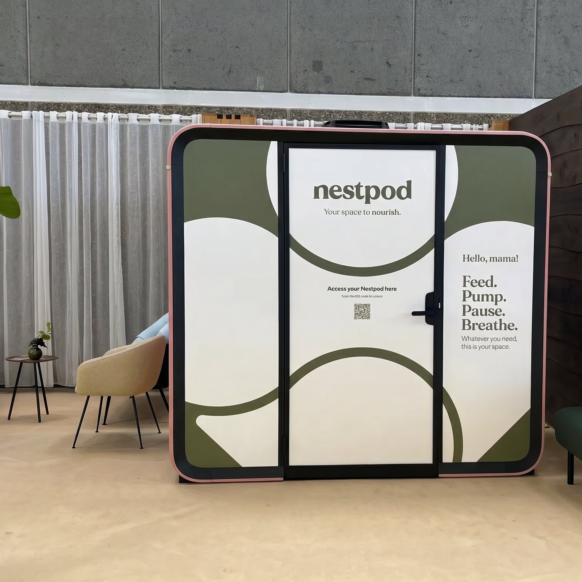 Eine Nestpod-Stillkabine in Oliv und Blush mit den Worten Feed. Pump. Pause. Breathe.